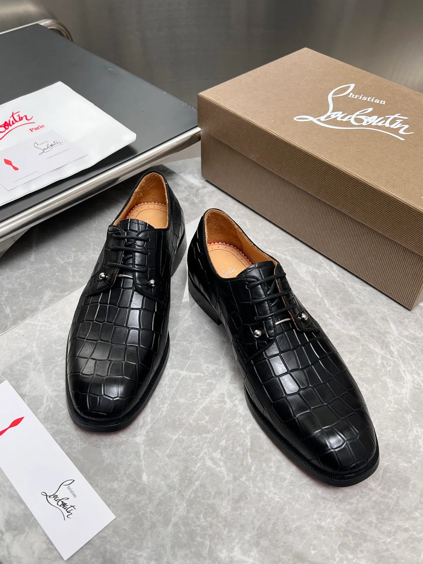 [CL red sole] Top P: 900💰 Number of yards: 39~44 (38.4546. Customized, non-refundable) CL new men's formal shoes Loaf leather shoes Christia* Loubouti* red sole shoes The red sole is luxurious and elegant, reshaping the style boundary of casual formal wear. It is extremely innovative in material selection, and creates a rich visual and tactile experience through the collision of different materials! Made of top-grade calfskin/glossy patent leather/spliced ​​technical fabric in contrasting colors. The upper is stitched by hand with fine and even stitching. It is based on the square-toe loafer shoe shape, with neat and elegant lines, which fits the toughness of men's wear. The upper is embellished with metal rivets, injecting individual details into classic loafers, breaking the mediocrity of casual shoes, and giving a concrete expression of "low-key luxury". From the original color/red cowhide lining inside the shoe to the instantly recognizable red sole, the "red sole" is not only the brand's visual identity, but also a "luxury codeword" when walking. The red sole exposed inadvertently conveys taste and identity instantly. From the innovative splicing of materials, to the personalized fusion of design, to the ingenious inheritance of craftsmanship, the Christian Louboutin men's loafer series is not only a pair of casual shoes, but also a "yuppie style" dressing weapon for men. Whether it is a casual business meeting or a casual look for daily travel, it can help you become a unique and stylish man in every occasion with its "red Loaf" attitude.